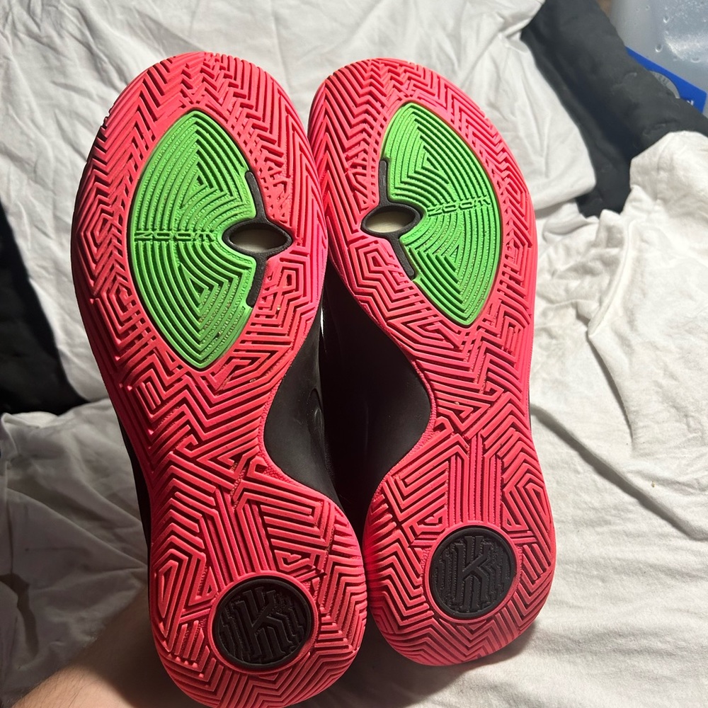 Kyrie Irving Flytrap Hyper Pink - image 4